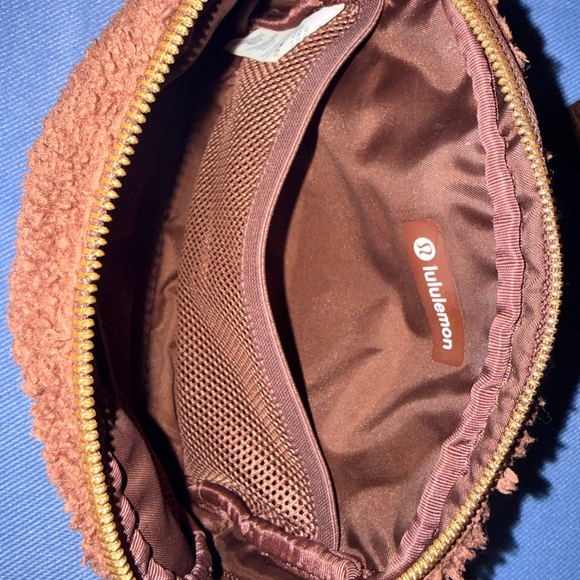 Lululemon Everywhere Fleece Belt Bag 1L – Brown / Earth - Picture 7 of 11